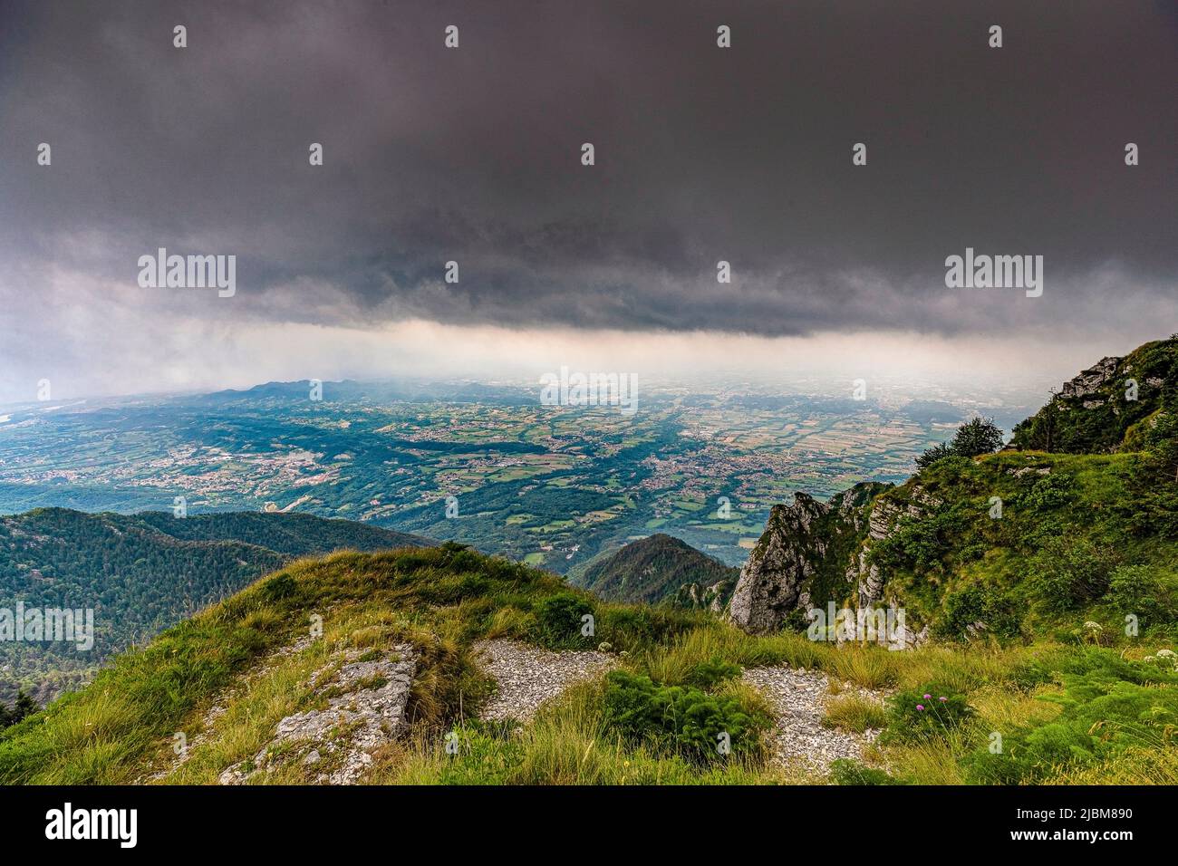 Italia Veneto Da dintorni Col Formiga - Veduta sulla pianura con temporale Foto de stock