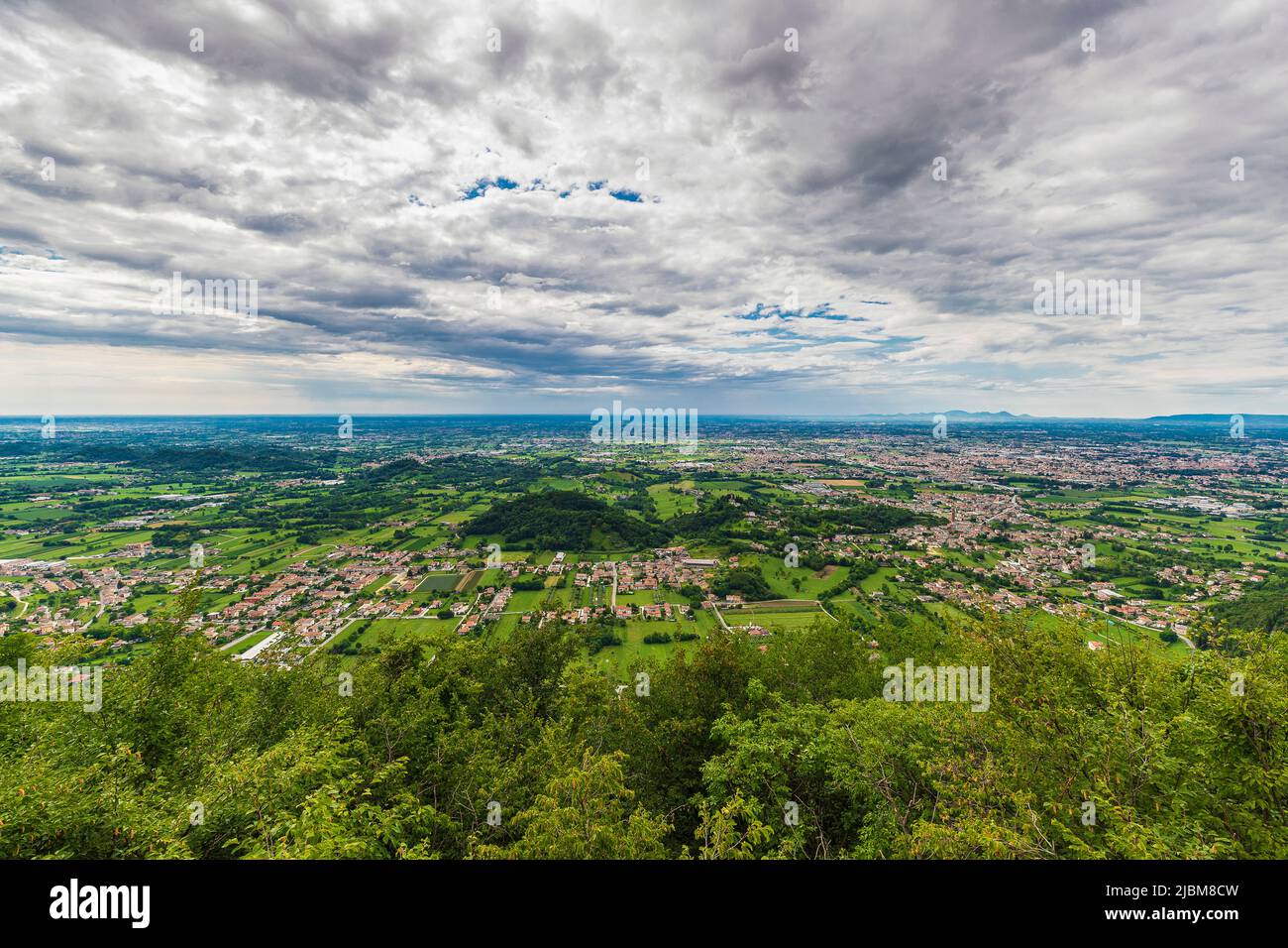 Italia Veneto - Monte Grappa - Strada Generale Giardino - Veduta sulla pianura Foto de stock