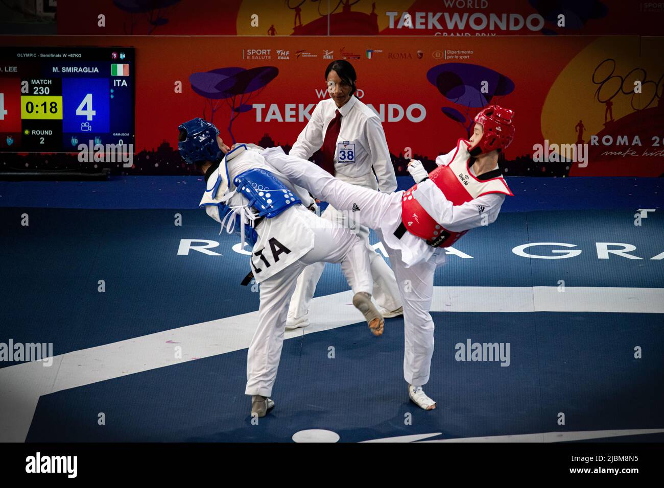 Dabin Lee campeona coreana taekwondo pateando durante el partido. Campeonato Mundial de Taekwondo, Roma, Italia, junio de 4 2022 Foto de stock