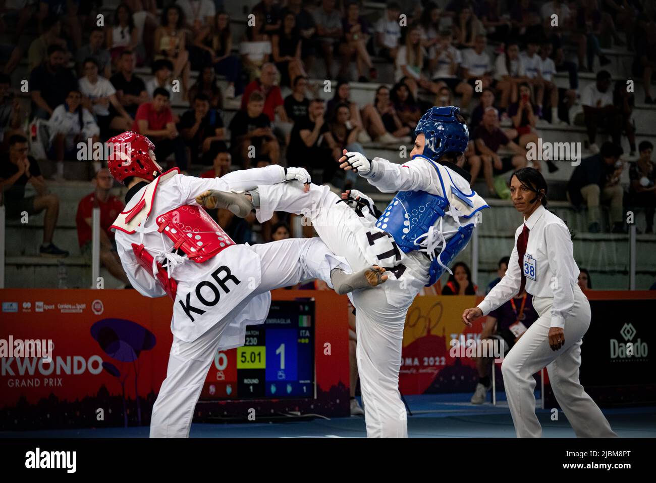 Dabin Lee campeona coreana taekwondo pateando durante el partido. Campeonato Mundial de Taekwondo, Roma, Italia, junio de 4 2022 Foto de stock