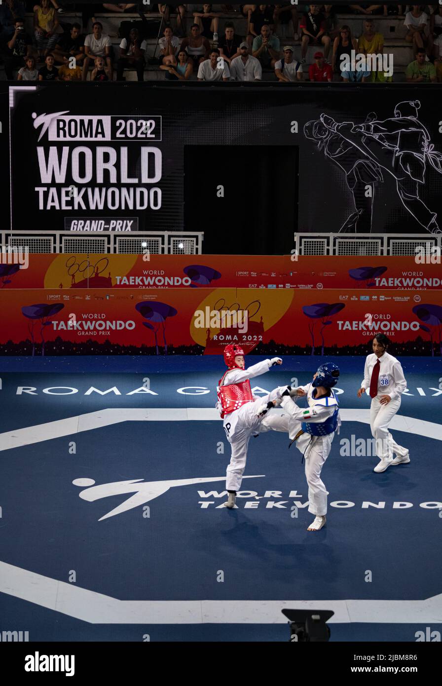 Taekwondo tierra y bandera con luchador en acción . Campeonato Mundial de Taekwondo, Roma, Italia, junio de 4 2022 Foto de stock