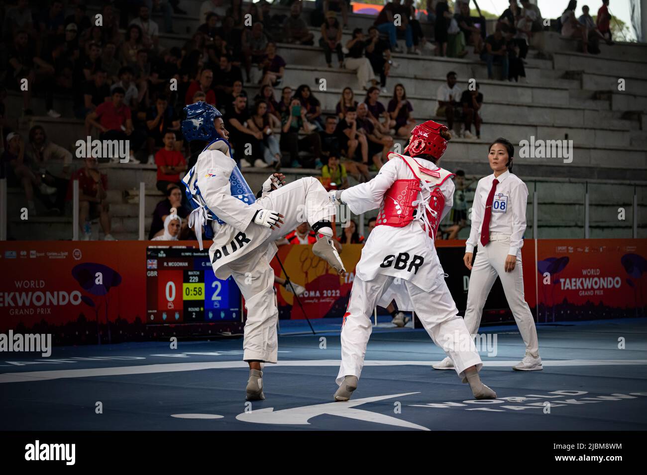 Luchador taekwondo femenino durante el partido. Campeonato Mundial de Taekwondo, Roma, Italia, junio de 4 2022 Foto de stock