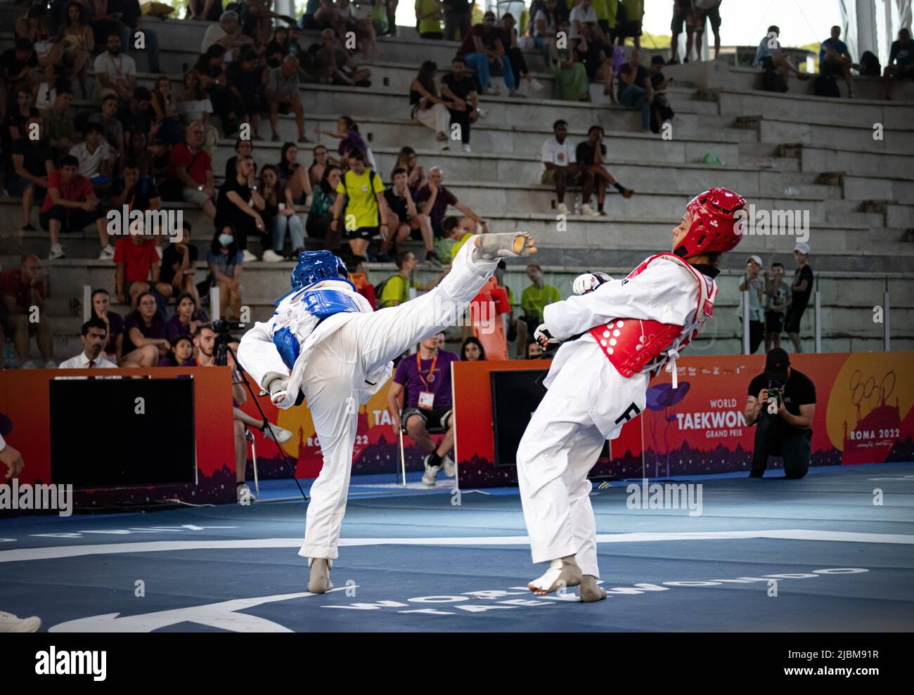 Patada femenina de luchador taekwondo durante el partido. Campeonato Mundial de Taekwondo, Roma, Italia, junio de 4 2022 Foto de stock