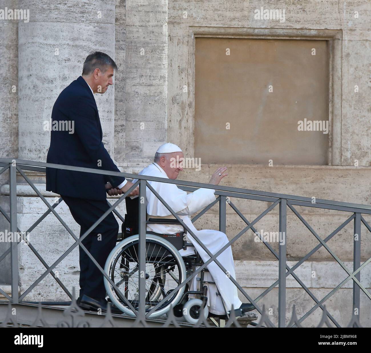 El Papa Francisco se va en silla de ruedas al final de la recitación del  Rosario por la paz en Ucrania y en el mundo, hecha frente a la estatua de  María