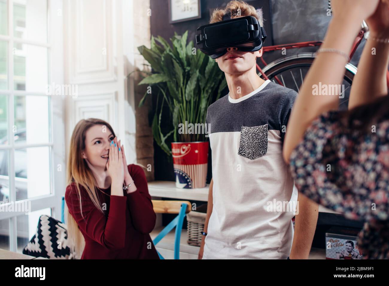 Adolescentes emocionales que usan el auricular VR para ver 3D películas o  jugar en casa Fotografía de stock - Alamy