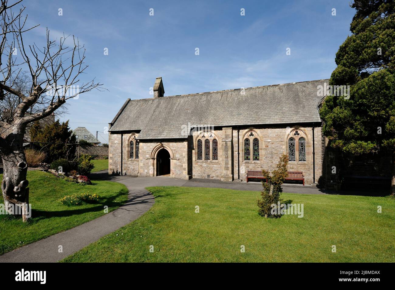 La parroquia anglicana de St James Church en el pueblo de Arnside Cumbria Inglaterra Reino Unido Foto de stock