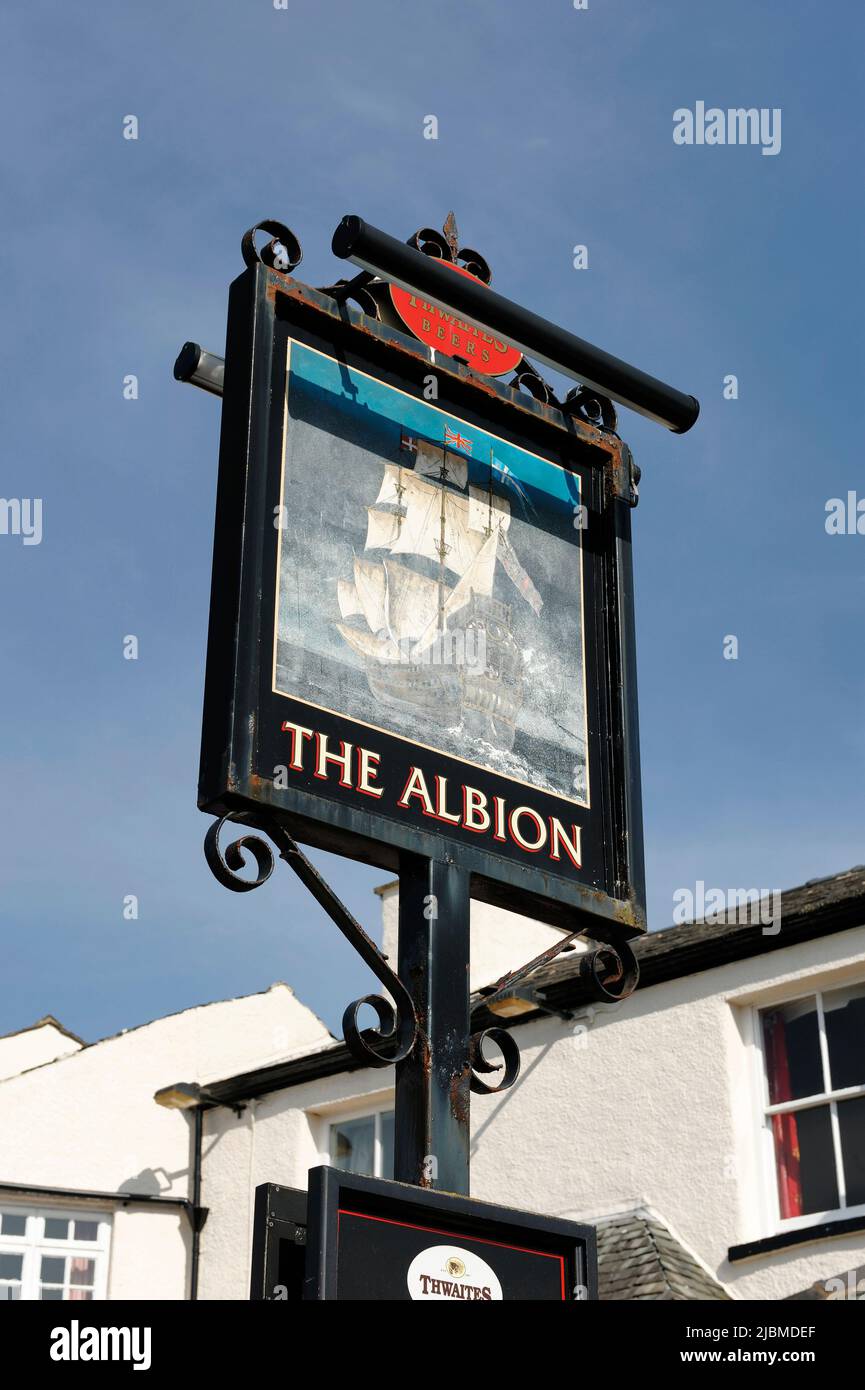 El cartel del pub Albion en Arnside Village Cumbria UK Foto de stock
