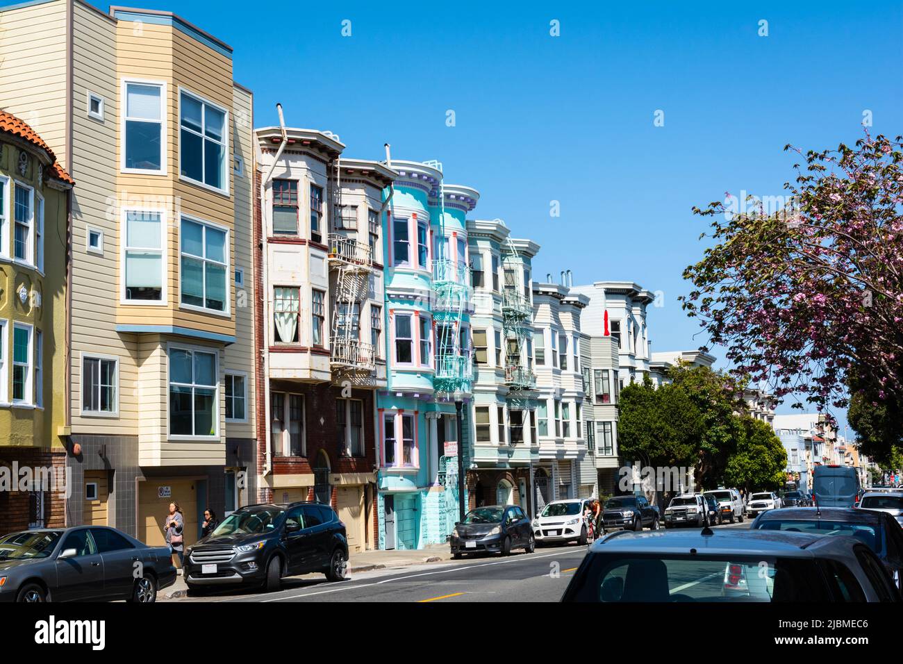 San Francisco, California, Estados Unidos - 28 de abril de 2022 : Colorful casas de fila en la calle 17th Foto de stock