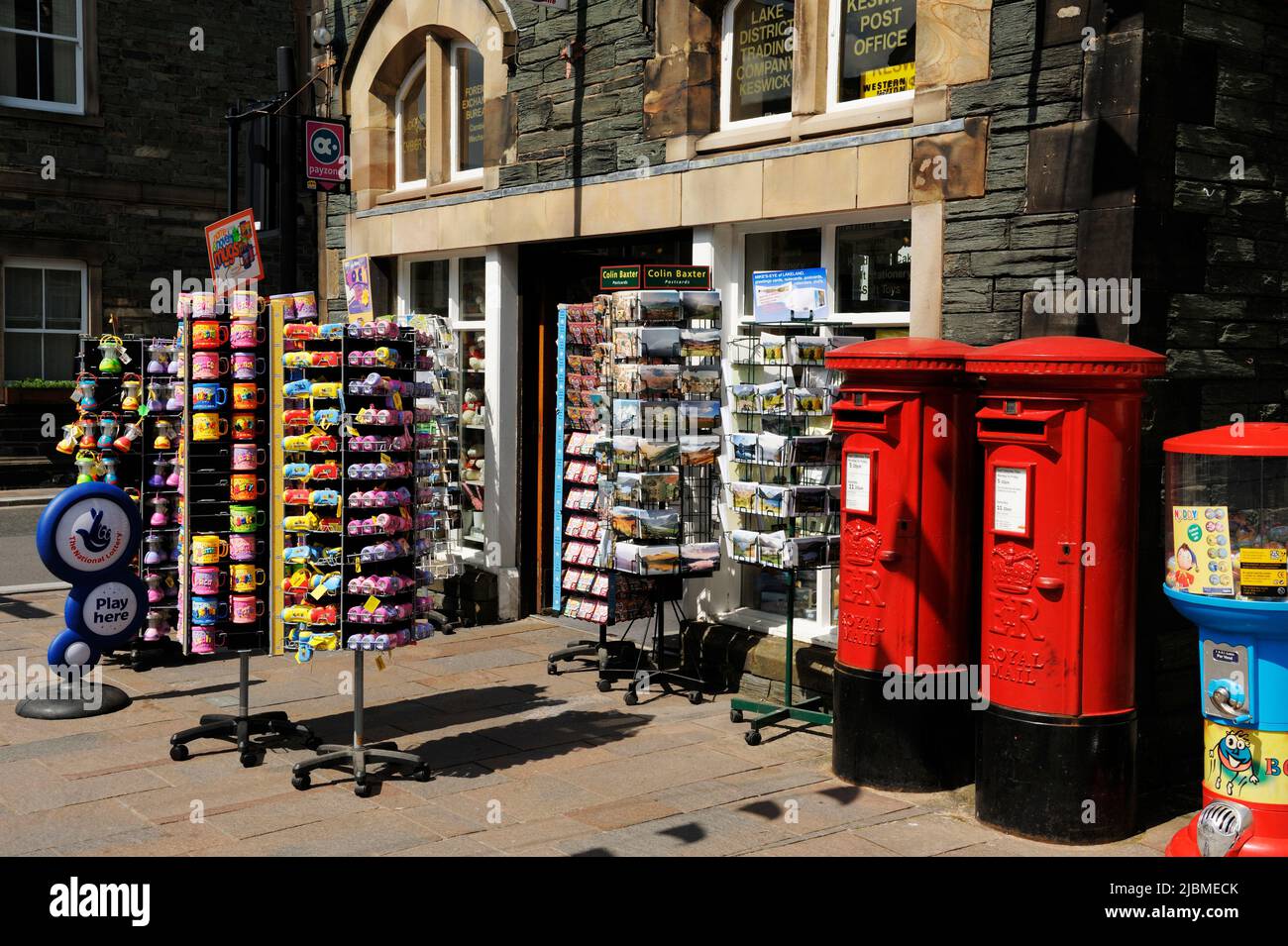 Tienda de recuerdos turísticos y oficina de correos en Keswick en el Distrito de los Lagos Cumbria Reino Unido Foto de stock