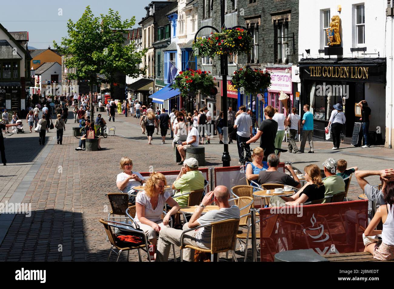 Main Street en el centro de la ciudad de Keswick en el distrito de los lagos Cumbria Reino Unido Foto de stock