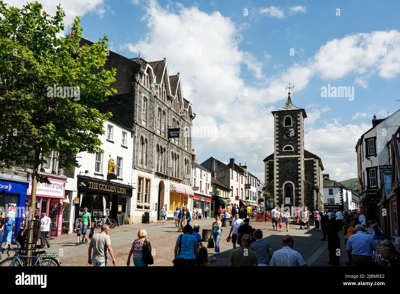 Main Street en el centro de la ciudad de Keswick en el distrito de los lagos Cumbria Reino Unido Foto de stock