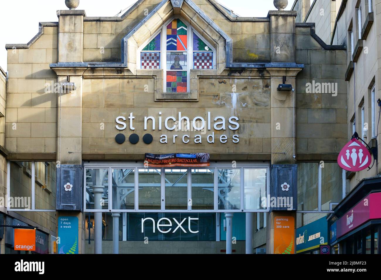 La entrada al centro comercial St Nicholas Arcades en el centro de la ciudad de Lancaster, Reino Unido Foto de stock