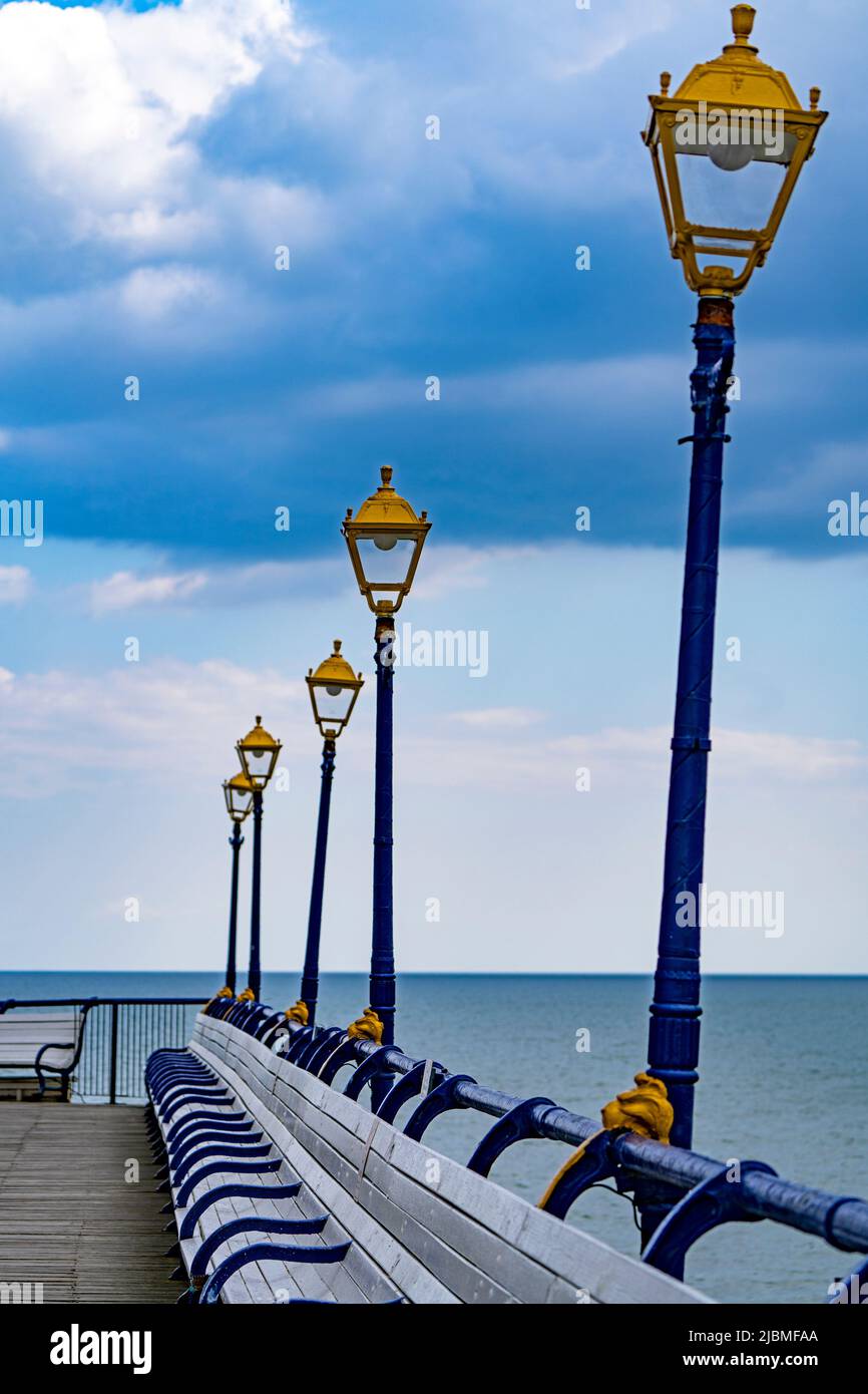 Asientos y lamposts en Eastbourne Pier, Eastbourne, East Sussex, Inglaterra, Reino Unido Foto de stock