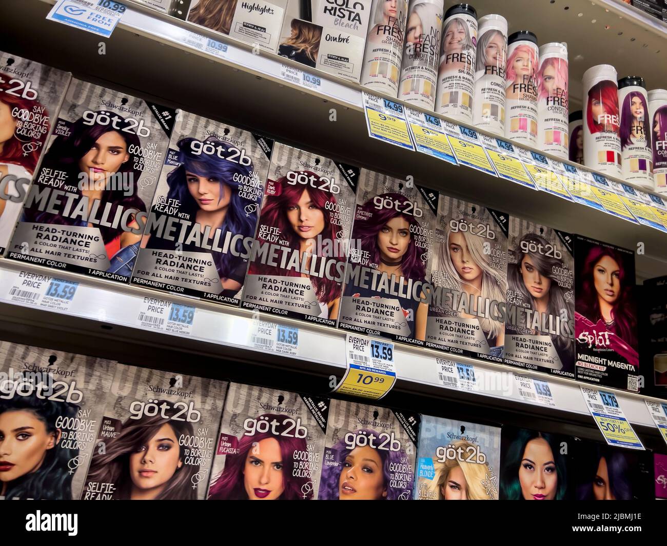 Mill Creek, WA EE.UU. - Alrededor de mayo de 2022: Vista en ángulo de got2b  productos de tinte para el cabello dentro de una farmacia Rite Aid  Fotografía de stock - Alamy