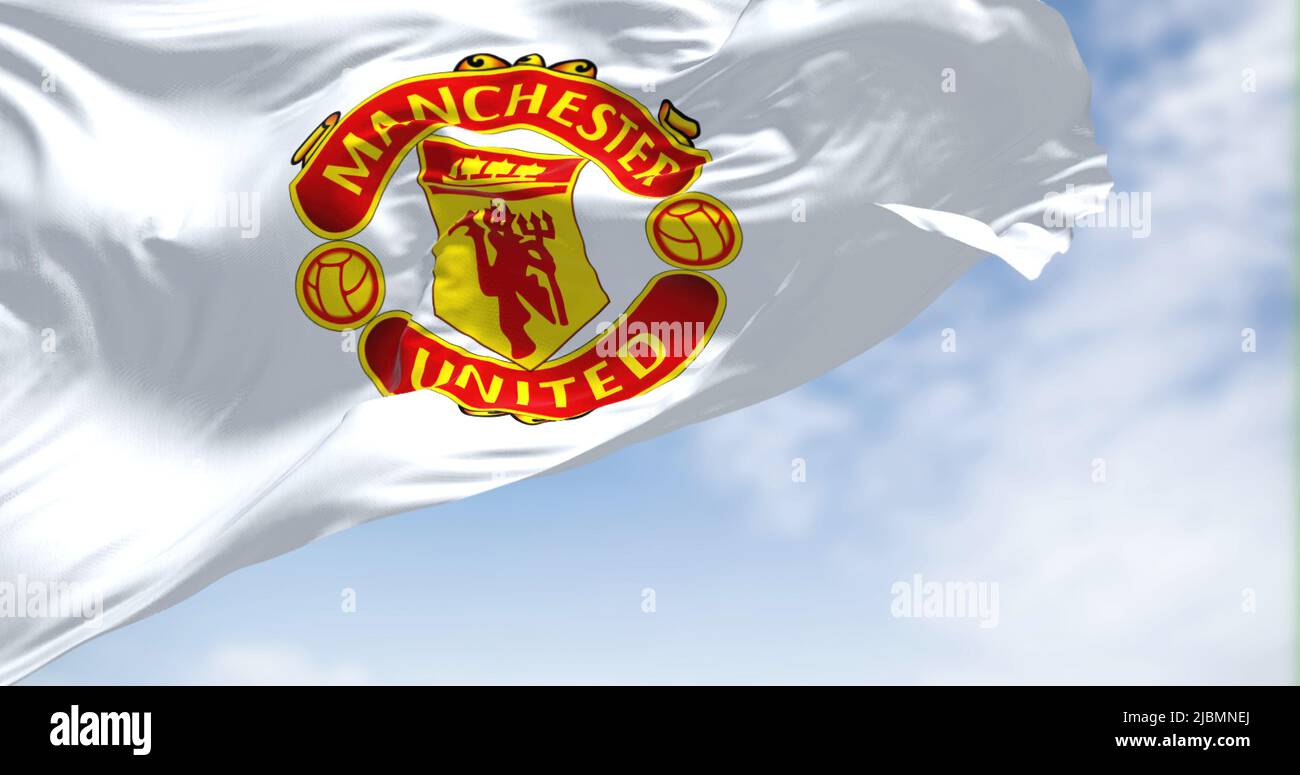 Manchester, Reino Unido, 2022 de mayo: La bandera del Manchester United ondeando en el viento en un día claro. Manchester United es un club de fútbol profesional con sede en Foto de stock