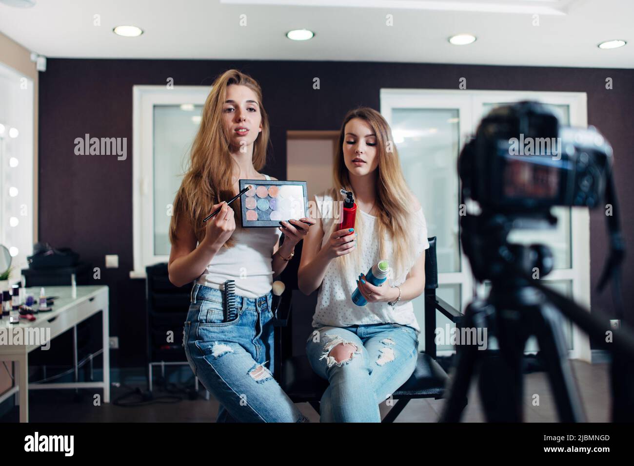 Mujeres jóvenes que tienen productos de belleza haciendo un vídeo sobre cosméticos para videoblog Foto de stock