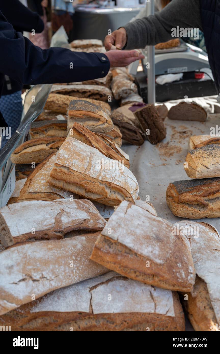 Masa agria bio pan hecho con levadura natural y cocido en estufa de madera para la venta en el mercado en Provenza, Francia Foto de stock