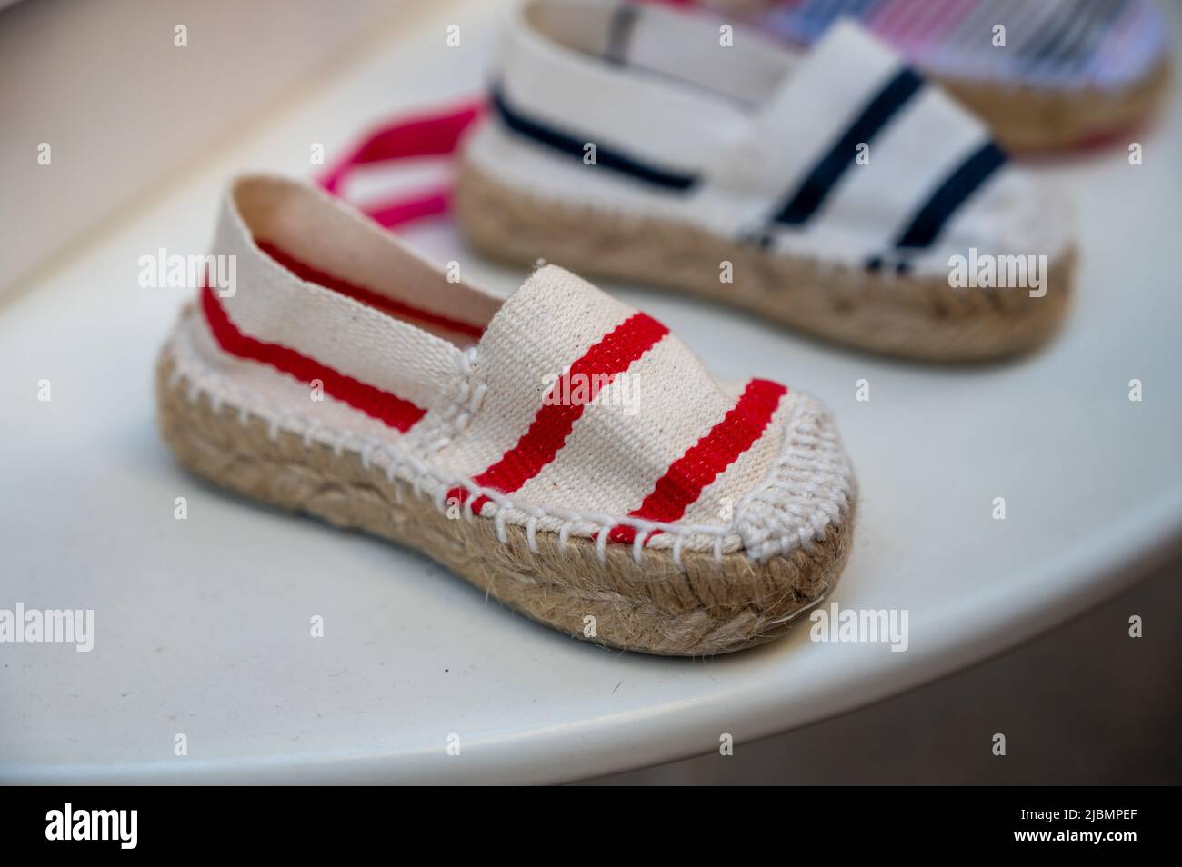 Zapatos tradicionales para el verano, alpargatas, confeccionados tejido suave para bebés, niños y adultos, primeros planos Fotografía - Alamy