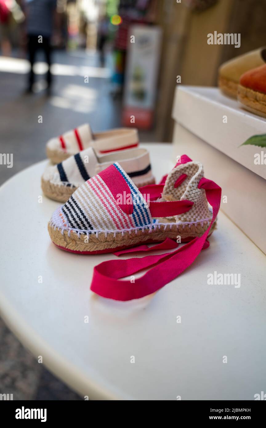 Zapatos españoles tradicionales para el verano, alpargatas, confeccionados  en tejido suave para bebés, niños y adultos, primeros planos Fotografía de  stock - Alamy