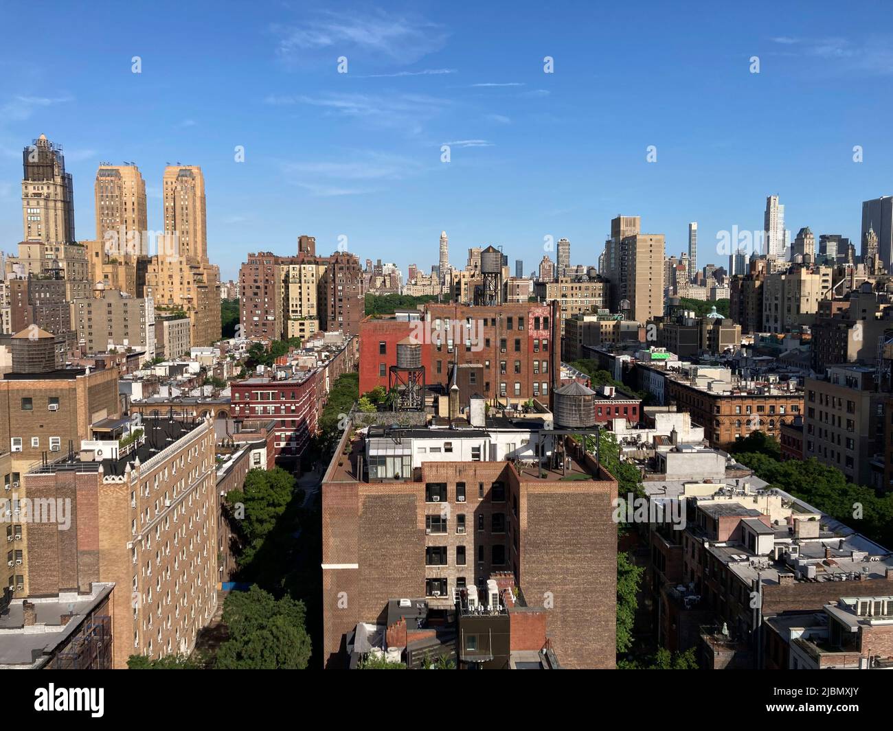Viviendas y otros edificios en el barrio Upper West Side de Nueva York el lunes, 6 de junio de 2022. (© Frances M. Roberts) Foto de stock