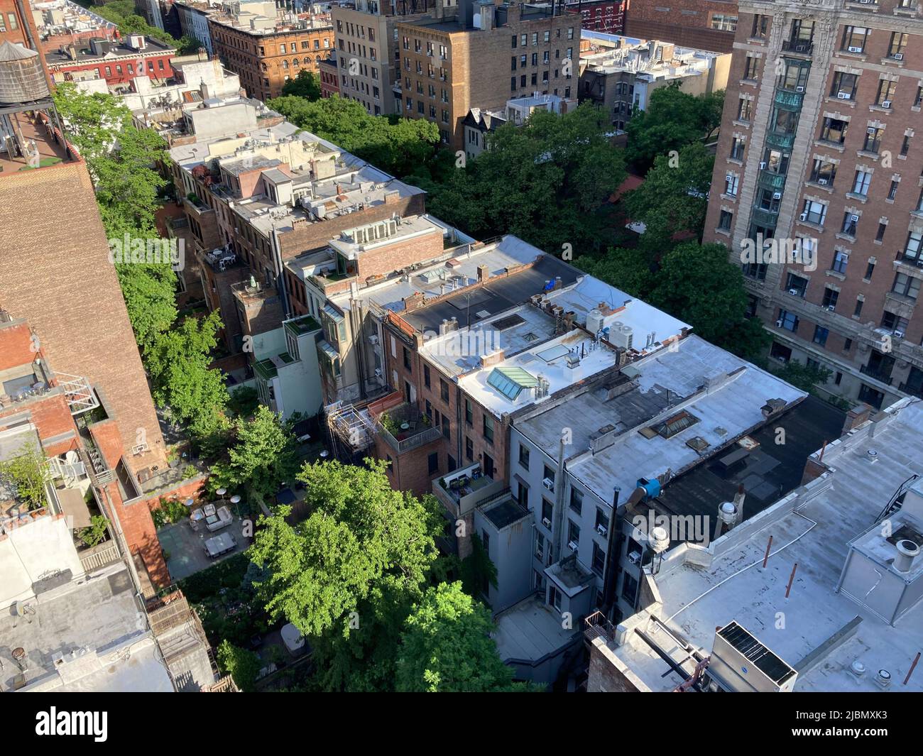 Viviendas y otros edificios en el barrio Upper West Side de Nueva York el lunes, 6 de junio de 2022. (© Frances M. Roberts) Foto de stock