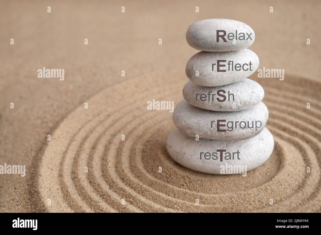 Yoga piedras zen equilibrio restablecer acronymn con los términos asociados incluyendo relajarse y reflexionar Foto de stock