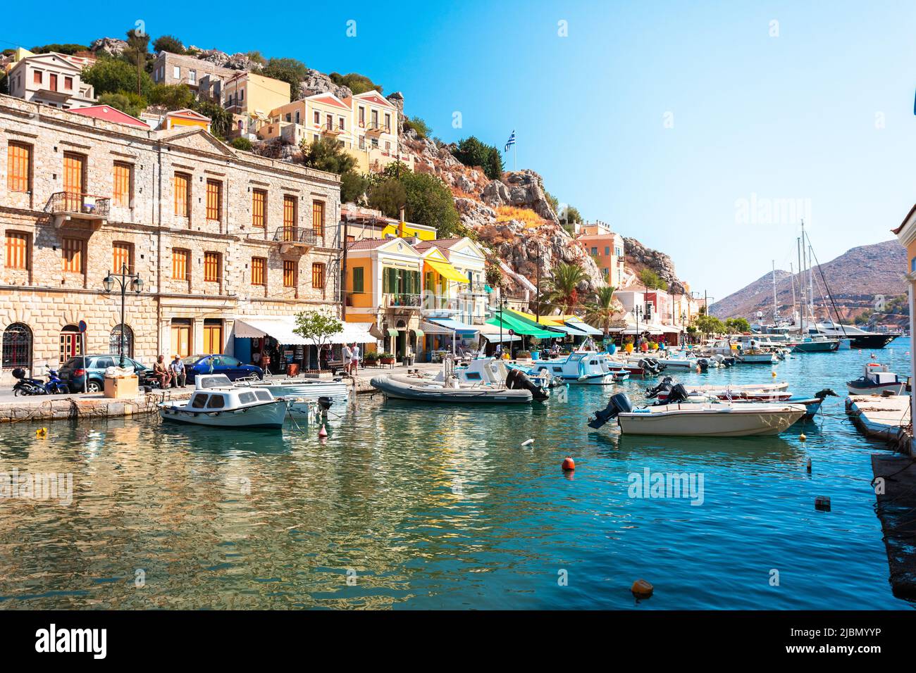 Vista sobre el mar griego Symi isla puerto, casas en las colinas de la isla. Foto de stock