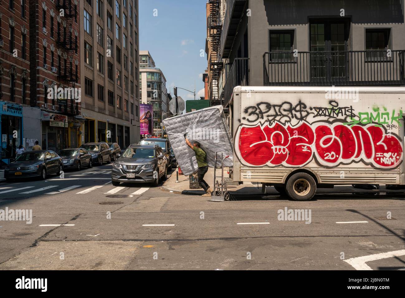 Un mover lleva un colchón de una furgoneta en Soho en Nueva York el lunes, 30 de mayo de 2022. (© Richard B. Levine) Foto de stock