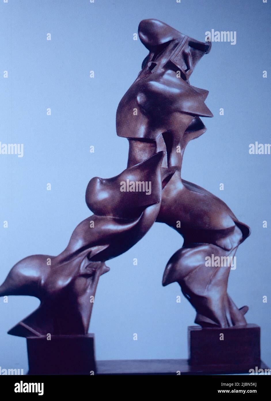 Formas únicas de continuidad en el espacio, escultura en bronce del artista italiano Umberto Boccioni, 1913 Foto de stock
