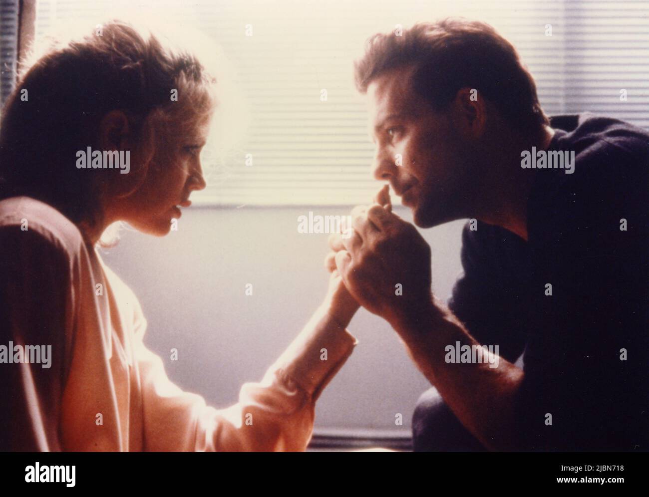 Los actores americanos Kim Basinger y Mickey Rourke en la película 9 1/2 Weeks, USA 1986 Foto de stock