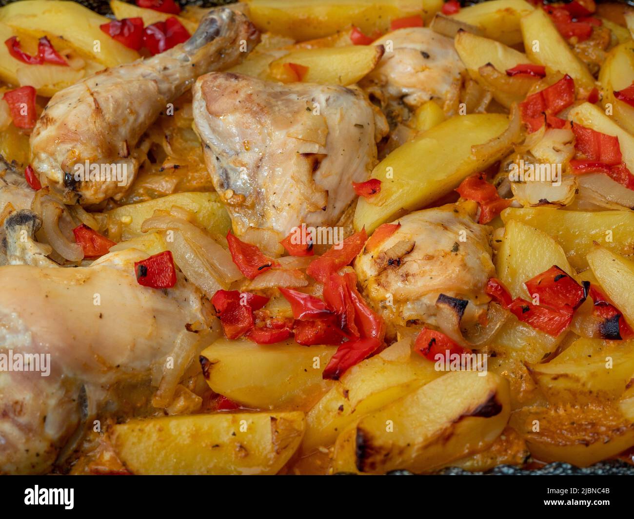 Pata de pollo al horno con patatas. Pata de pollo con patatas y pimiento  rojo Fotografía de stock - Alamy