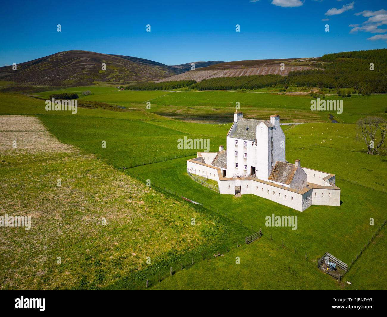 Vista aérea del Castillo de Corgarff en Aberdeenshire, Escocia, Reino Unido Foto de stock