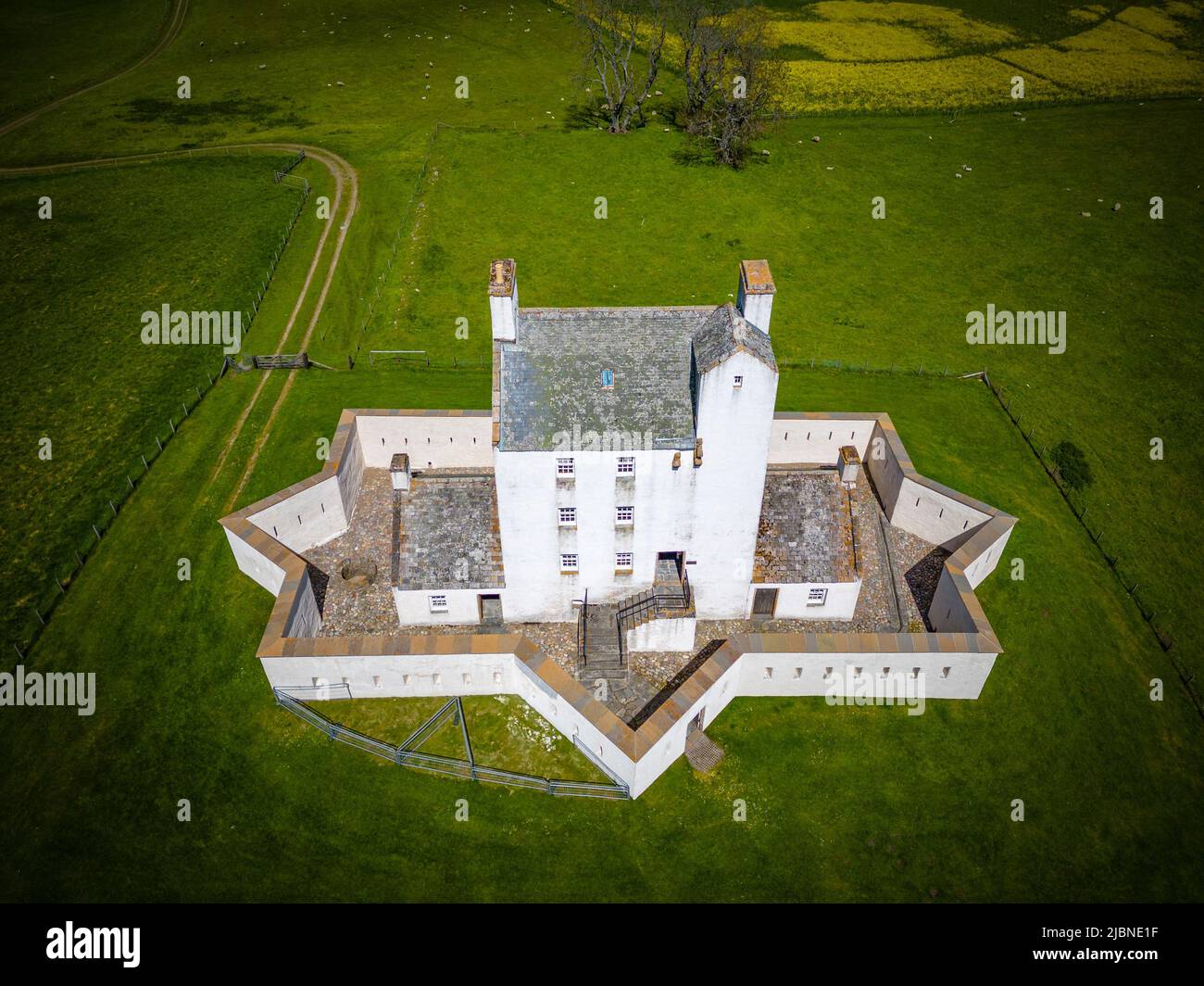 Vista aérea del Castillo de Corgarff en Aberdeenshire, Escocia, Reino Unido Foto de stock