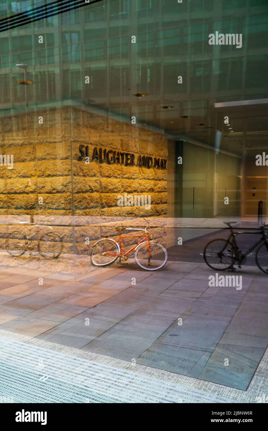 Slaughter & May Londres - Slaughter & May es un bufete internacional con sede en Bunhill Row, Londres. Magic Circle Law Firm. Foto de stock