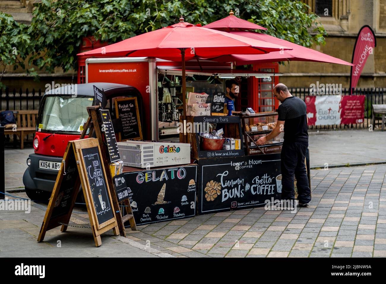 Lever & Bloom Street Café y camión de comida Londres - Lever & Bloom Café y comida a la venta en Byng Place en el área de Bloomsbury en Londres. Foto de stock