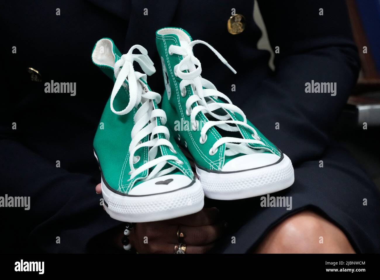 Converse tennis shoes fotografías e imágenes de alta resolución - Alamy