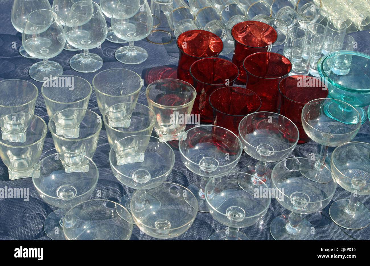 colección de muchos vasos de cristal y goblets de vino de estilo vintage  muy frágil poco comunes para la venta en el mercado de pulgas Fotografía de  stock - Alamy
