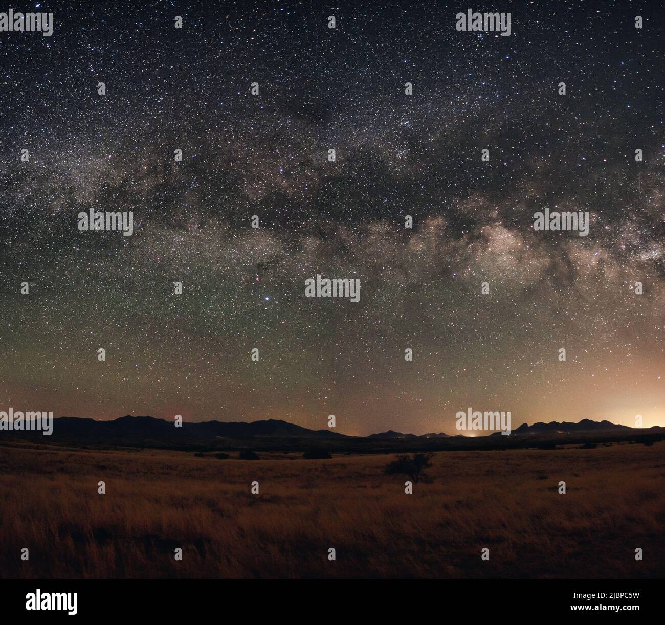 La galaxia de la Vía Láctea sobre el Valle del Imperio Sonoita en Arizona. Foto de stock