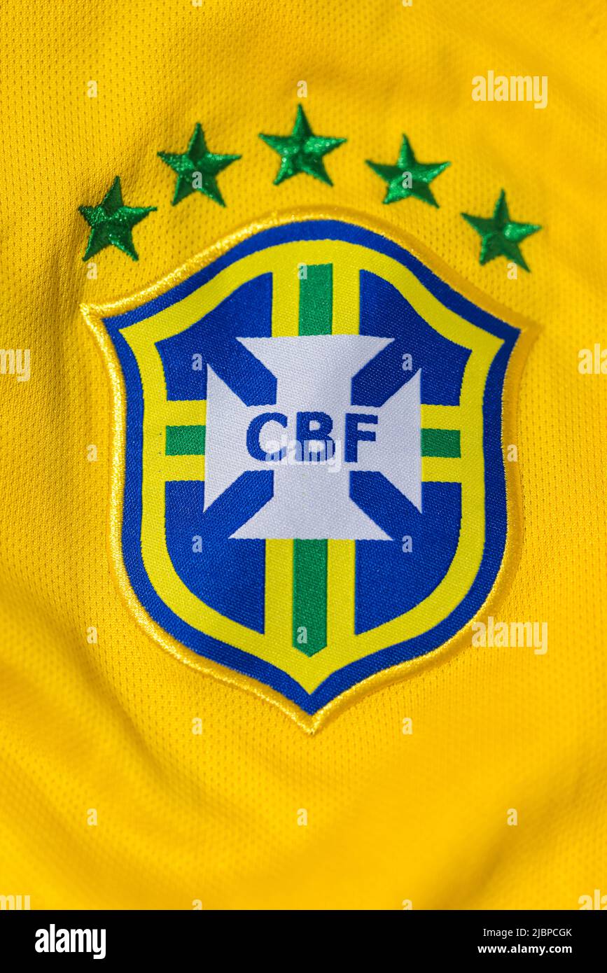 Escudo en la camiseta amarilla de la selección nacional de fútbol de Brasil.  Campeones de la FIFA, copa de gusano, concepto de equipo nacional  Fotografía de stock - Alamy