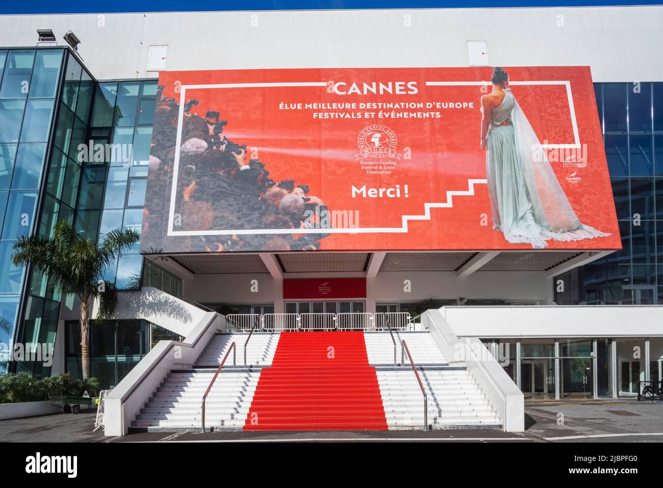 Francia, Riviera Francesa, Cote d'Azur, Cannes, Entrada al Palais des Festivals, Sede del Festival de Cine de Cannes Foto de stock