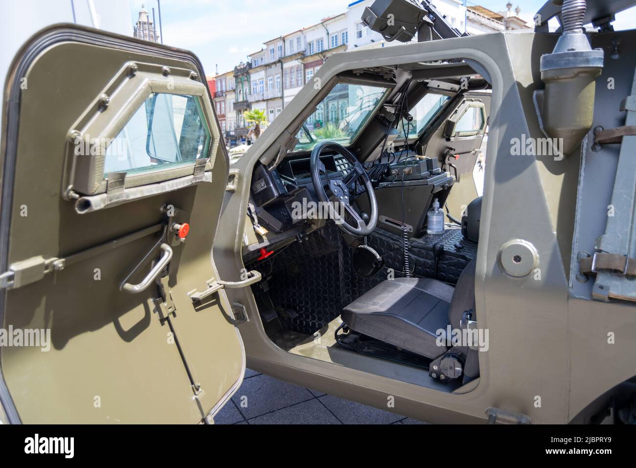 Escenario de guerra urbana, equipo militar dentro de un vehículo de combate. Fuerzas militares de la OTAN. Panhard M11D 4x4 M/89-91. Vehículos blindados ligeros. Foto de stock