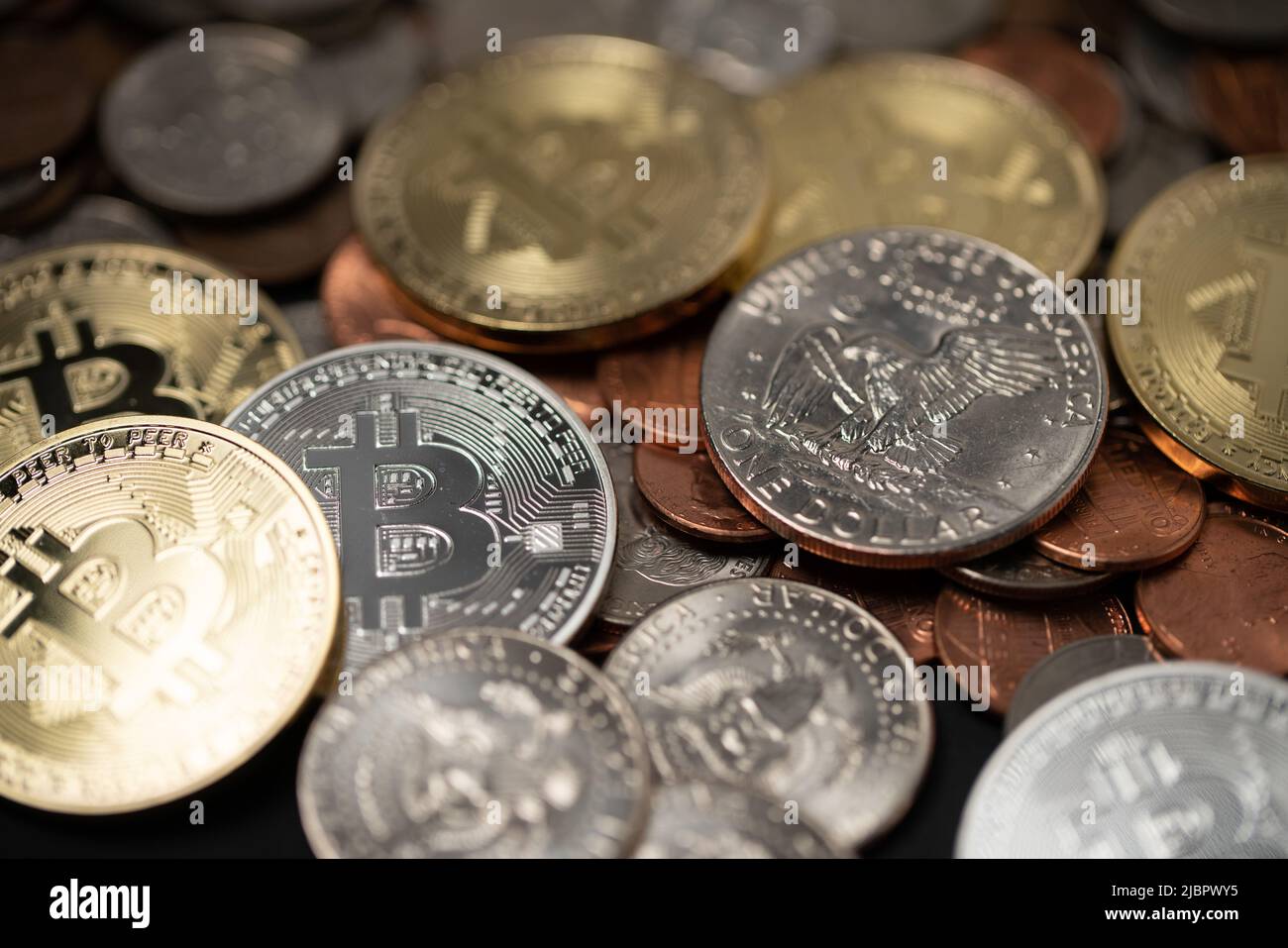 Monedas de Bitcoin y Dólar Monedas de un centavo en billetes de dólar. Concepto de cambio electrónico de dinero Foto de stock