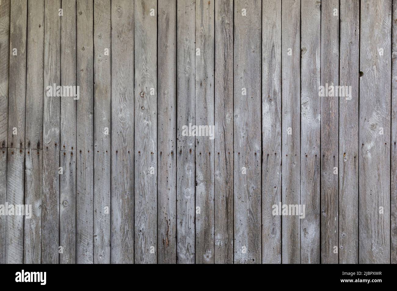 Vista frontal de un antiguo muro de madera envejecido y envejecido. Fondo abstracto con textura de fotograma completo. Foto de stock