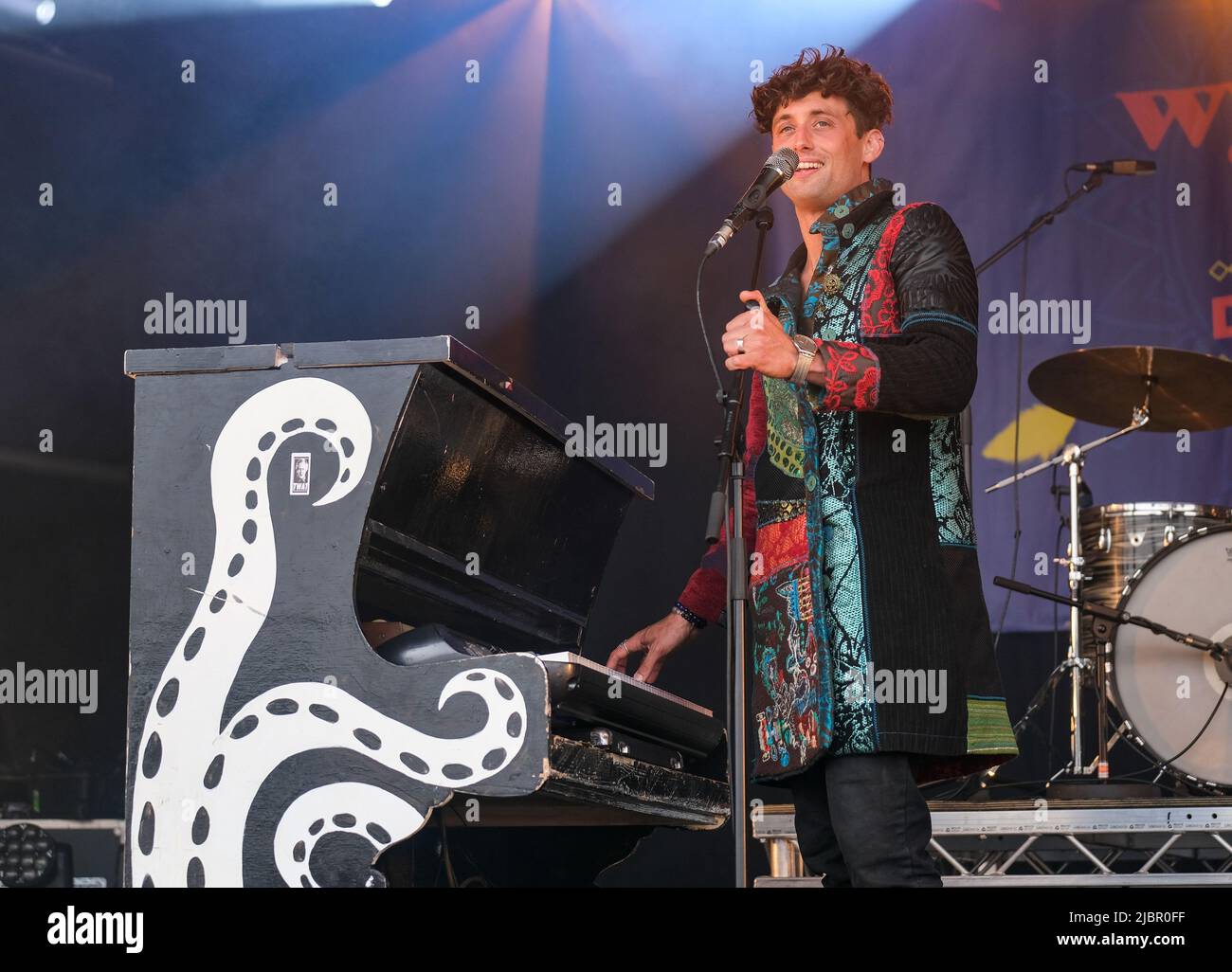 Jaz Delorean de Tankus El Henge actuando en Wychwood Festival, Cheltenam, Reino Unido. 5 de junio de 2022 Foto de stock