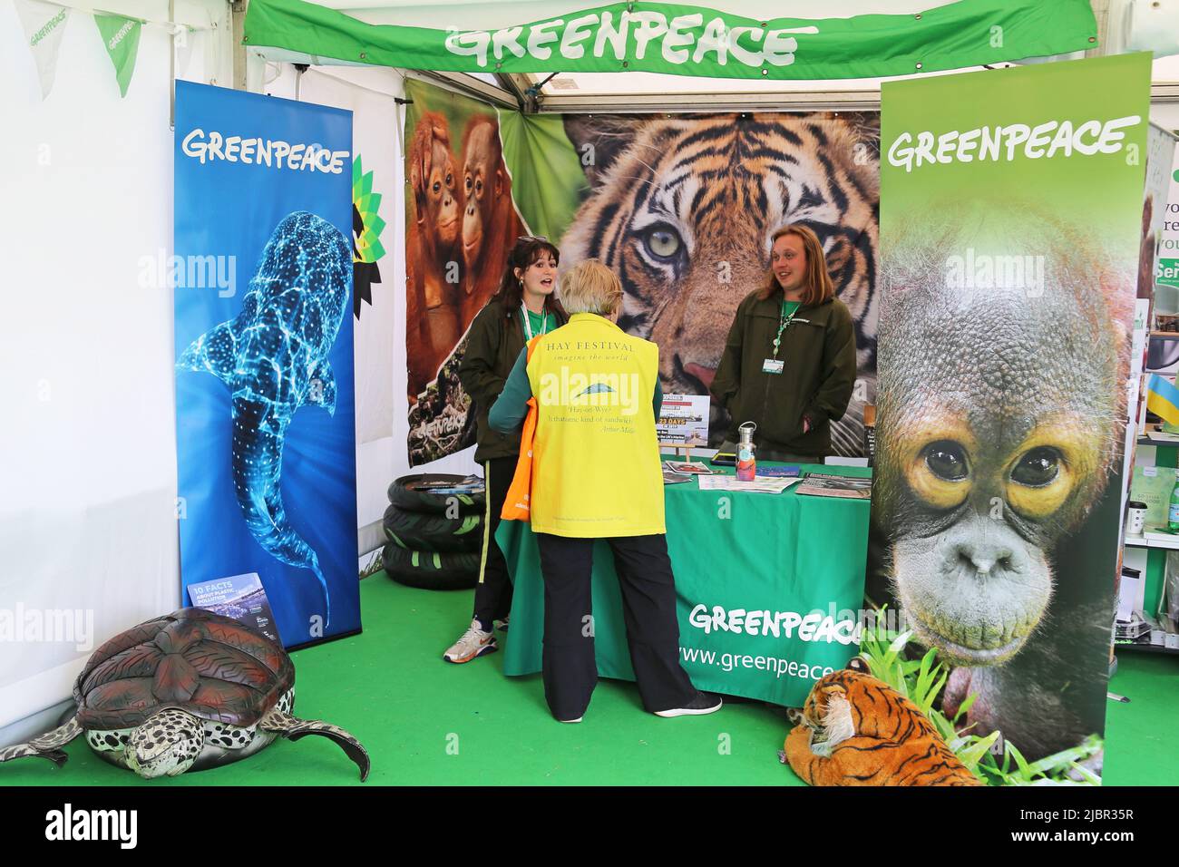 Greenpeace stand, Hay Festival 2022, Hay-on-Wye, Brecknockshire, Powys, Gales, Gran Bretaña, Reino Unido, Reino Unido, Europa Foto de stock