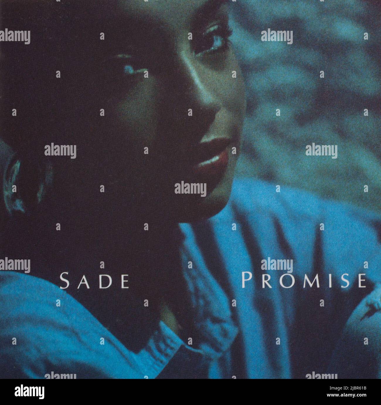 El álbum de cd Cover To, Promise by Sade Foto de stock