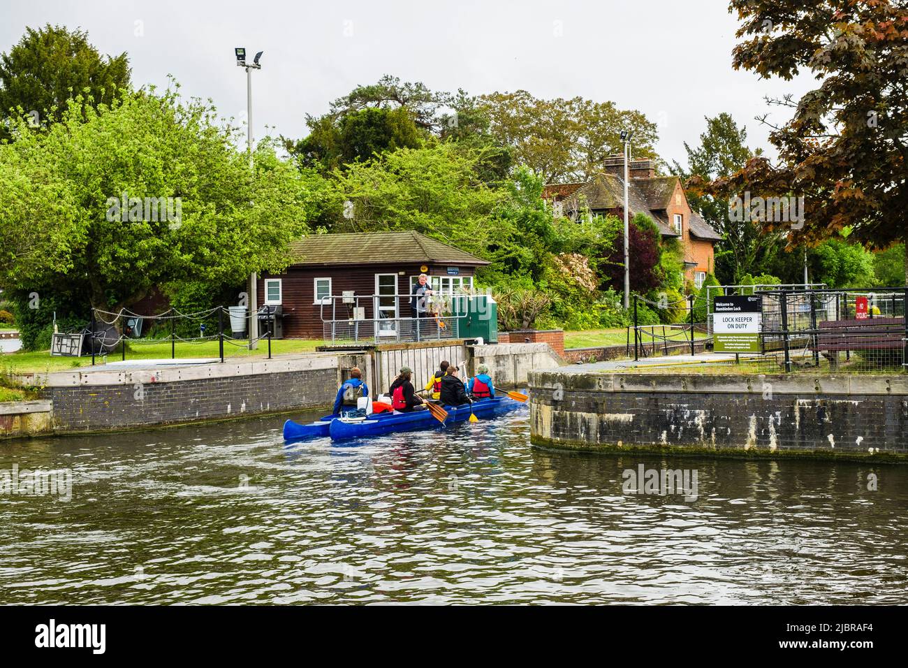 Kayak entrando a la esclusa de Hambledon en el río Támesis. Remenham, Berkshire, Inglaterra, Reino Unido, Gran Bretaña Foto de stock
