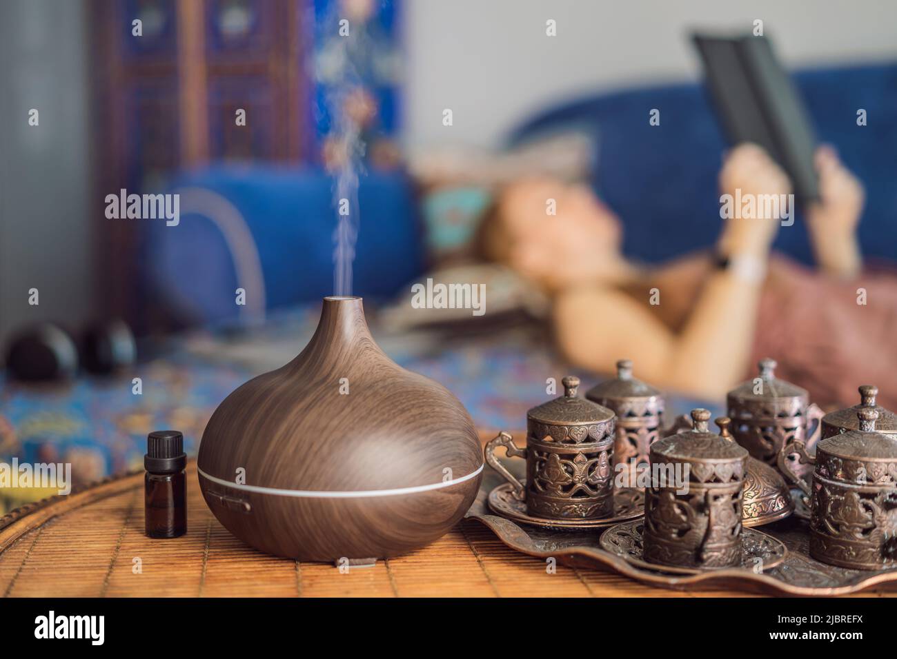 Concepto de aromaterapia difusor de aceite aromático sobre la mesa contra  la ventana ambientador difusor de aroma ultrasónico para el hogar