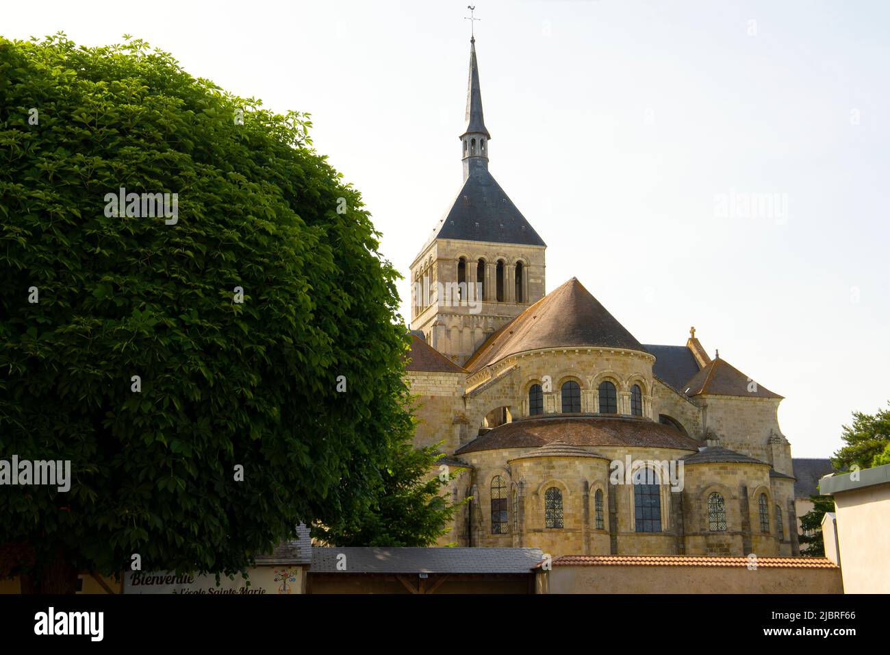 La iglesia románica de la Abadía de San Benoit sur Loire (Abbaye de Fleury). Región de Loiret, en el centro-norte de Francia. Foto de stock