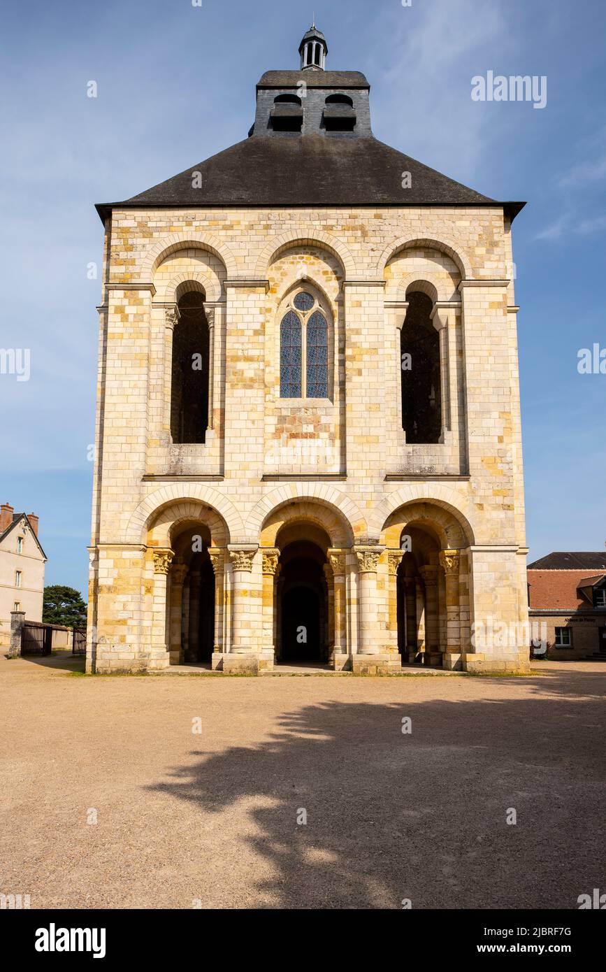 El narthex de dos pisos y campanile de la iglesia románica de la abadía de St Benoit sur Loire (Abbaye de Fleury). Departamento de Loiret en el centro-norte de Fra Foto de stock